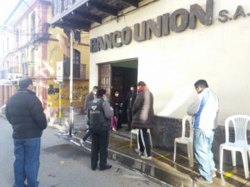 hay largas filas en la mañana en afueras de esta entidad financiera.