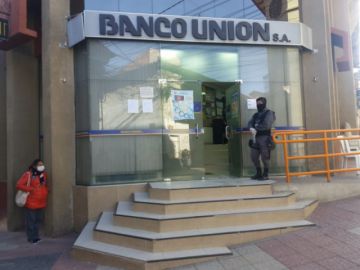 hay largas filas en la mañana en afueras de esta entidad financiera.