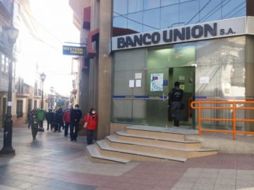 hay largas filas en la mañana en afueras de esta entidad financiera.