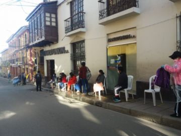 hay largas filas en la mañana en afueras de esta entidad financiera.