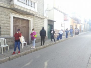 hay largas filas en la mañana en afueras de esta entidad financiera.