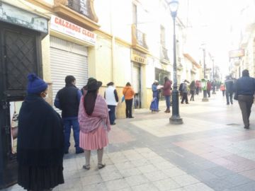 hay largas filas en la mañana en afueras de esta entidad financiera.