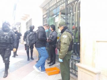 Se implementan medidas de desinfección desde los zapatos.