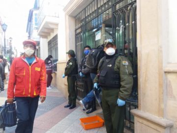 Se implementan medidas de desinfección desde los zapatos.