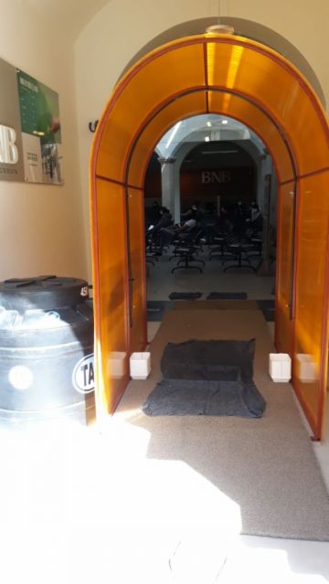 BNB instala cámara de desinfección para sus clientes