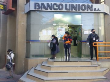 Se implementan medidas de desinfección desde los zapatos.