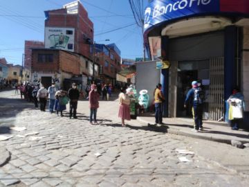 hay largas filas en afueras de las entidades financieras de Potosí.