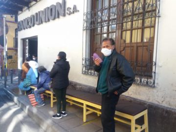 Hay filas en las entidades financieras de la ciudad.