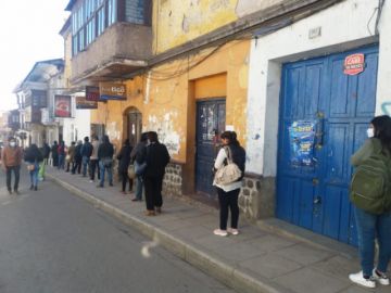Hay filas en las entidades financieras de la ciudad.