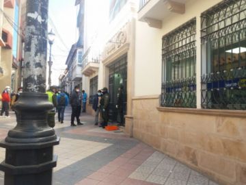 Hay filas en las entidades financieras de la ciudad.