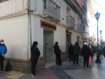 Hay filas en las entidades financieras de la ciudad.
