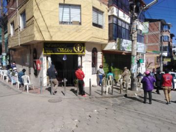 hay largas filas en afueras de las entidades financieras de Potosí.