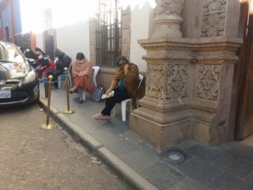 Hay filas en las entidades financieras de la ciudad.