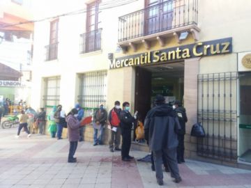 Hay filas en las entidades financieras de la ciudad.