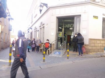 Hay filas en las entidades financieras de la ciudad.