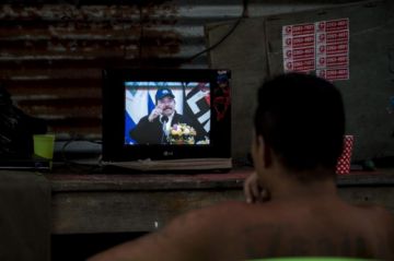 Los nicaragüenses siguen el mensaje televisado.
