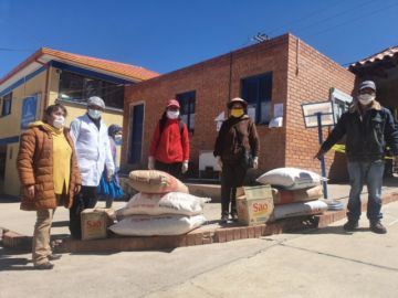 Cuatro concejales llevan alimentos a instituciones
