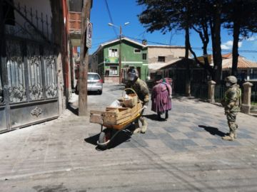 El soldado empuja la carretilla