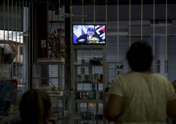 Los nicaragüenses siguen el mensaje televisado.