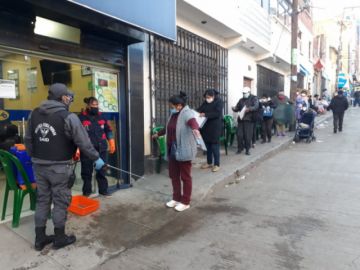 Hay largas filas en las entidades bancarias.