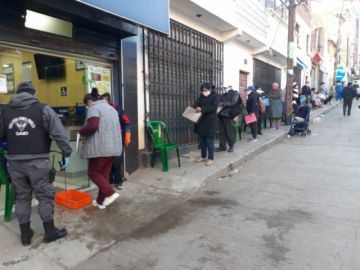 Hay largas filas en las entidades bancarias.
