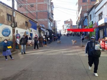 Hay largas filas en las entidades bancarias.