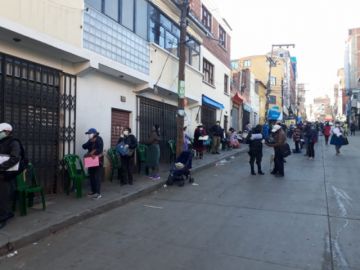 Hay largas filas en las entidades bancarias.