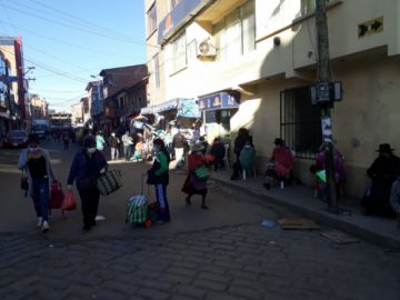 Hay largas filas en las entidades bancarias.