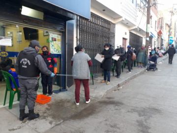 Hay largas filas en las entidades bancarias.