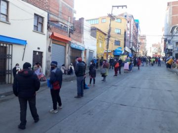Hay largas filas en las entidades bancarias.