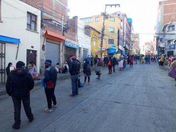 Hay largas filas en las entidades bancarias.
