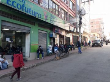 Hay largas filas en las entidades bancarias.