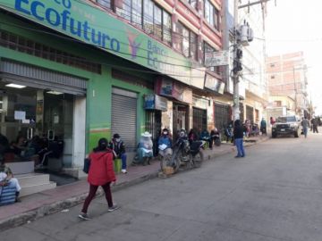 Hay largas filas en las entidades bancarias.