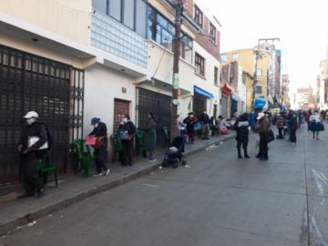 Hay largas filas en las entidades bancarias.