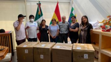 Médicos bolivianos en México envían trajes de bioseguridad para sus colegas en el país