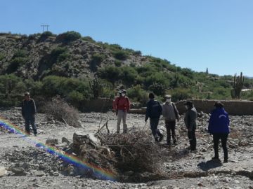 Autoridades de Villazón y Tupiza en el límite de ambos municipios.
