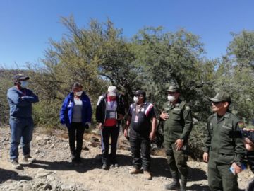 Autoridades de Villazón y Tupiza en el límite de ambos municipios.