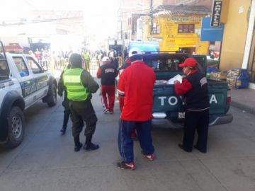 Ex alumnos del colegio Pichincha reparten refrigerios a Policias