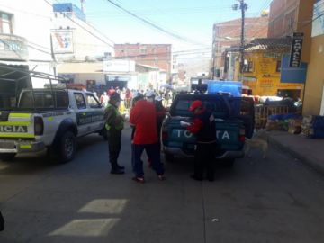 Ex alumnos del colegio Pichincha reparten refrigerios a Policias