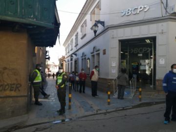 Las filas están en cercanías de varias entidades bancarias.