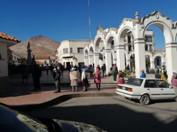 Las filas están en cercanías de varias entidades bancarias.