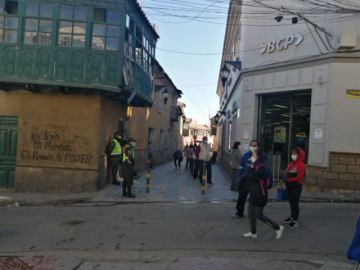 Las filas están en cercanías de varias entidades bancarias.