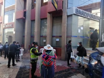 Las filas están en cercanías de varias entidades bancarias.