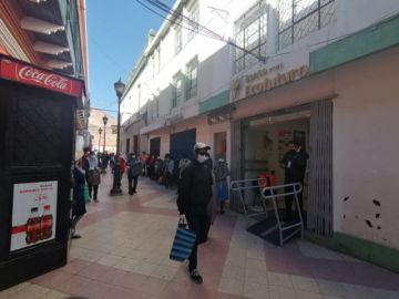 Las filas están en cercanías de varias entidades bancarias.