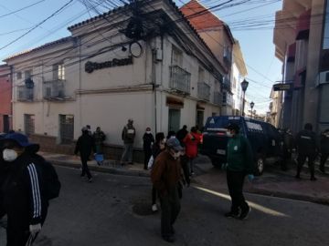 Las filas están en cercanías de varias entidades bancarias.