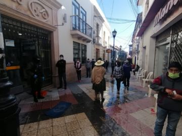 Las filas están en cercanías de varias entidades bancarias.