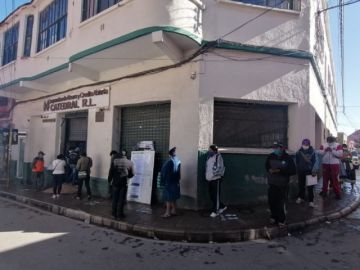 Las filas están en cercanías de varias entidades bancarias.