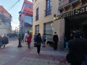Las filas están en cercanías de varias entidades bancarias.