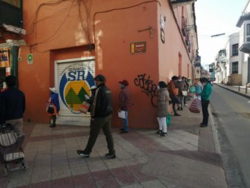 Las filas están en cercanías de varias entidades bancarias.