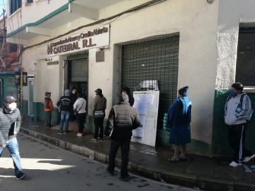 Las filas están en cercanías de varias entidades bancarias.